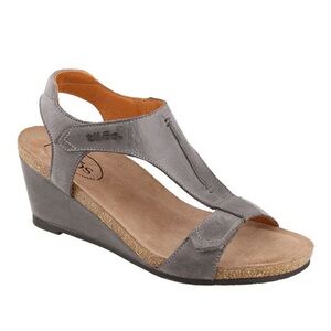 Taos Footwear Women's Blue and Tan Sandals